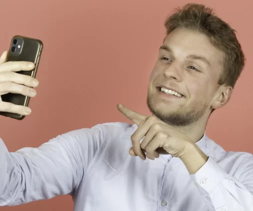 Portrait professionnel d'un membre de l'équipe Regie.lu réalisé par l'agence Wait: pour le manifesto de marque