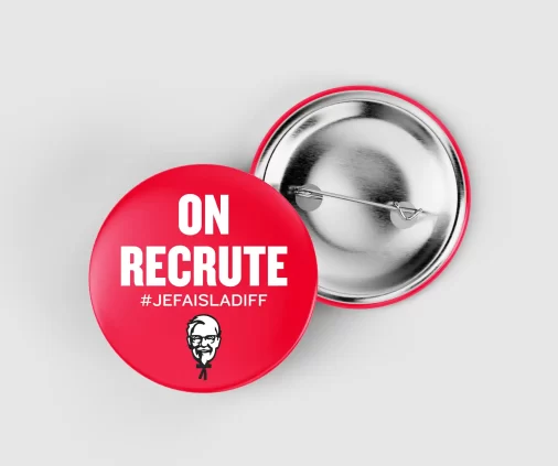 Visuel de recrutement KFC Luxembourg sous forme de pin et button conçu par l'agence Wait: