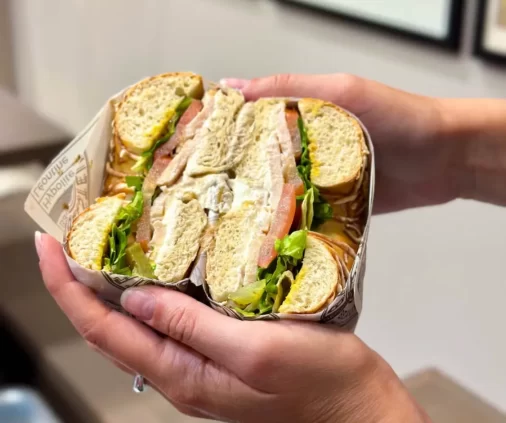 Posts organiques réseaux sociaux conçus par l'agence Wait: pour le Kirchberg Shopping Center